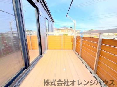 【バルコニー】 | 町田市金井 中古戸建 | 日中は光と風、豊かな眺望を満喫。夜はきらめく月や星空を、街の明かりと共に堪能。