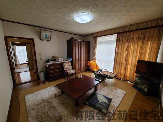 【洋室】 | 山代町中古戸建 | 南向きの明るいリビングです