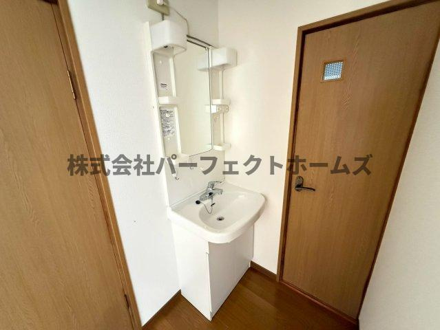成美町平屋　賃貸の独立洗面台|朝の支度にも助かる、独立の洗髪洗面化粧台
