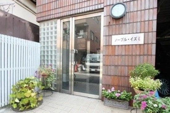 ノーブル・イズミのエントランス