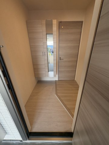 【玄関】 | オーガスタハイツ | ※同物件・反転タイプの写真です。