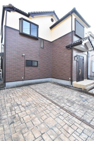 入間郡三芳町大字北永井の中古一戸建の外観|敷地ゆとりの36.3坪、カースペース並列2台分、4LDKの一戸建てです。
資料請求や内覧など、お気軽にお問い合わせください。