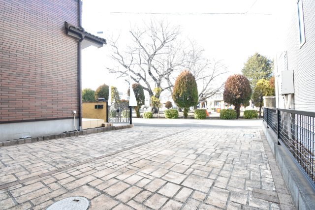 入間郡三芳町大字北永井の中古一戸建の外観|目の前に公園のある穏やかな住環境です。
前面道路は幅員5mあり、開放感ある立地です。
