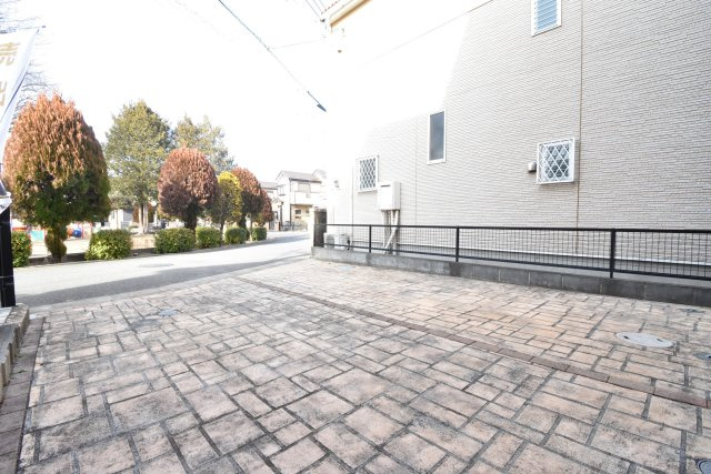入間郡三芳町大字北永井の中古一戸建の駐車場|並列駐車2台分でセカンドカーのご利用可能です。
