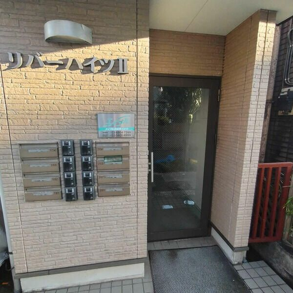 江戸川区南小岩８丁目のアパートのエントランス