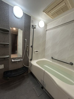 【浴室】 | ヴェルパーク東雲本町プログレス | 手摺付きで安全　浴室乾燥機付き