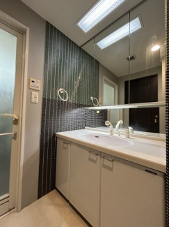 【独立洗面台】 | ヴェルパーク東雲本町プログレス | 三面鏡付き洗面台　天板が広く使い勝手のいい洗面台です。