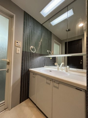 【独立洗面台】 | ヴェルパーク東雲本町プログレス | 三面鏡付き洗面台　天板が広く使い勝手のいい洗面台です。