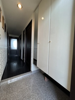 【玄関】 | ヴェルパーク東雲本町プログレス | 姿見付きでお出かけ前の身だしなみもチェックできます。