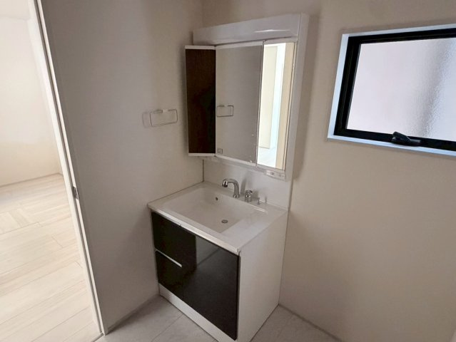 川越仙波町　新築一戸建て　1号棟の独立洗面台|独立洗面台、小物を置くことができて便利です