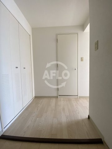 テン・フォーティ　日吉小学校の玄関|テン・フォーティー　玄関