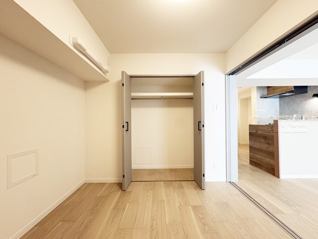 【収納】 | 調布ヶ丘ハイツ | 収納スペースを備えた洋室。現地をご覧になった際には、部屋の大きさのほか、収納部分のサイズなどもご確認ください。～即日のご見学可能～　お問合せはお気軽にどうぞ。
