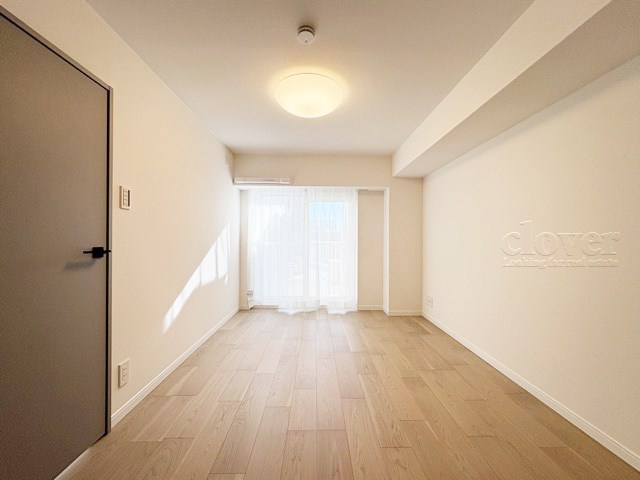 【子供部屋】 | 調布ヶ丘ハイツ | 窓から明るい光が差し込む洋室。ベッドを置いて個人居室にする場合は、多くの時間を過ごすことになる空間です。使い勝手や落ち着きを想像してください。～即日のご見学可能～　お問合せはお気軽にどうぞ。
