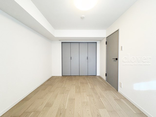 【洋室】 | 調布ヶ丘ハイツ | 収納スペースを備えた洋室。現地をご覧になった際には、部屋の大きさのほか、収納部分のサイズなどもご確認ください。～即日のご見学可能～　お問合せはお気軽にどうぞ。
