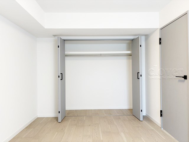 【収納】 | 調布ヶ丘ハイツ | クローゼットの画像です。大きく左右に開いた扉の開放のしやすさと、奥行きを含めた収納部分のサイズ感をぜひ現地にてご確認ください。～即日のご見学可能～　お問合せはお気軽にどうぞ。

