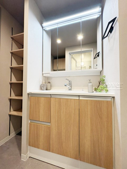 【独立洗面台】 | 調布ヶ丘ハイツ | 三面鏡タイプの独立洗面台。鏡の裏スペースは収納になっています。毎朝、鏡に映った背景自体が「新居」の喜びを増幅してくれそうです。～即日のご見学可能～　お問合せはお気軽にどうぞ。
