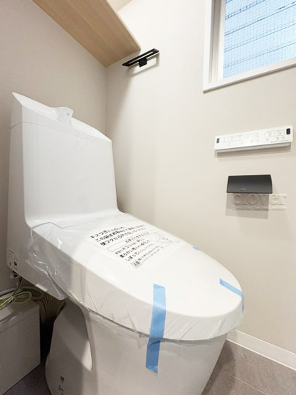 【トイレ】 | 調布ヶ丘ハイツ | 上部に収納を備えたトイレです。自宅の中でも最もプライベートな空間だからこそ、ほしい「落ち着き」がここにあります。～即日のご見学可能～　お問合せはお気軽にどうぞ。
