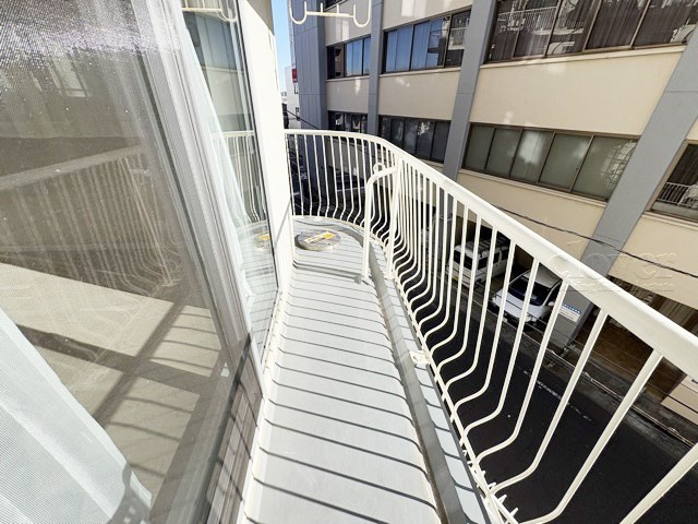 【バルコニー】 | 調布ヶ丘ハイツ | バルコニーの様子。ここからの眺めが、日々のストレスを発散してくれることでしょう。ちなみにバルコニーは専有部分ではなく「共用部分」の扱いです。～即日のご見学可能～　お問合せはお気軽にどうぞ。
