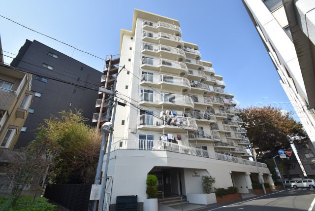 【現況写真】 | 調布ヶ丘ハイツ | 青空によく映える建物です。手入れの行き届いた外壁やマンション正面エントランスなど、綺麗な姿をぜひ一度、現地にてご覧ください。～即日のご見学可能～　お問合せはお気軽にどうぞ。