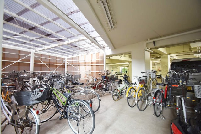 【駐輪場】 | 調布ヶ丘ハイツ | 自転車置き場。マンションの共用部にあたります。空きの有無や駐輪料金、各戸の台数制限などについては、改めてお問い合わせください。～即日のご見学可能～　お問合せはお気軽にどうぞ。