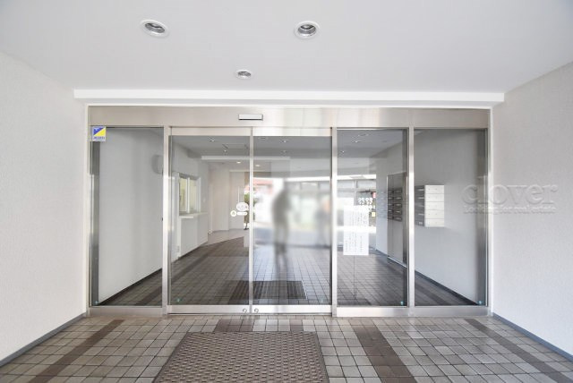 【エントランス】 | 調布ヶ丘ハイツ | お客様を、そして住人を出迎えてくれるマンションのエントランス。ゴミが落ちていないことからも、管理状態の良さや住民の節度の高さが見て取れます。～即日のご見学可能～　お問合せはお気軽にどうぞ。