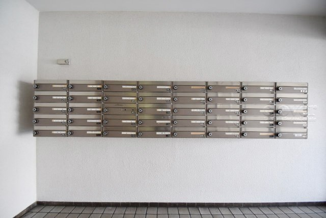【設備】 | 調布ヶ丘ハイツ | 郵便物を受け入れる住民共用のポスト。「集合ポスト」とも呼びます。ここもまた、マンションの「顔」のひとつです。～即日のご見学可能～　お問合せはお気軽にどうぞ。