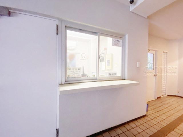 【受付】 | 調布ヶ丘ハイツ | 管理人さんが勤務する管理室です。マンションに出入りする人たちを見守り、注意を払ってくれています。～即日のご見学可能～　お問合せはお気軽にどうぞ。