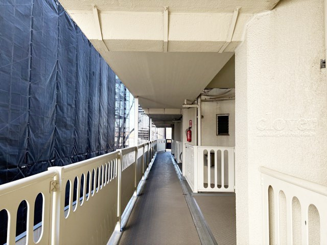 【その他共用部分】 | 調布ヶ丘ハイツ | マンションの共用廊下です。きれいに清掃されています。周囲のお部屋の様子も、ぜひ伺ってみてください。～即日のご見学可能～　お問合せはお気軽にどうぞ。