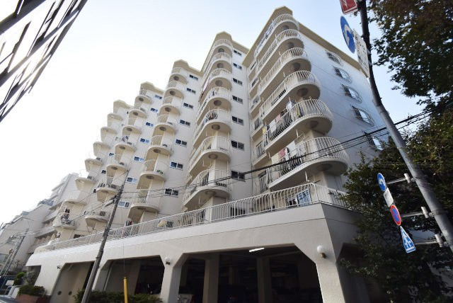 【外観】 | 調布ヶ丘ハイツ | 手入れの行き届いた外壁やエントランスなど、「見ればわかる」レベルで清潔感を保ったマンションです。築年数を感じさせない姿で皆様をお出迎えします。～即日のご見学可能～　お問合せはお気軽にどうぞ。