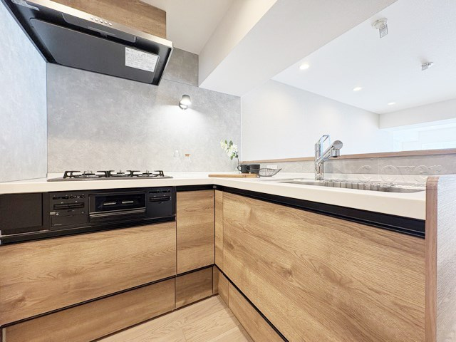 【キッチン】 | 調布ヶ丘ハイツ | カウンター式のシステムキッチン。スッキリと見晴らしの良いキッチンで、気分よく調理や洗い物に精を出せそうですね。～即日のご見学可能～　お問合せはお気軽にどうぞ。
