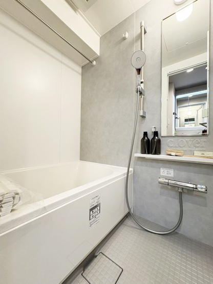 【浴室】 | 調布ヶ丘ハイツ | 新規設置されたバスルーム。疲れと体の汚れを落とし、明日への活力を蓄える、癒しの空間です。お風呂がピカピカの新品というのは、気分が上がります。～即日のご見学可能～　お問合せはお気軽にどうぞ。
