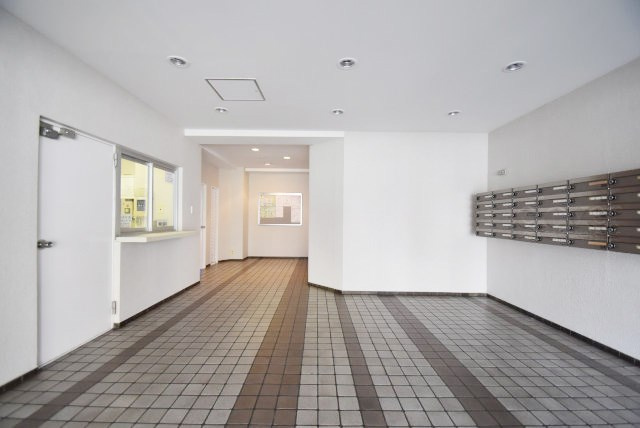 【ロビー】 | 調布ヶ丘ハイツ | 広々としたエントランスホール。入口の門をくぐった先にある、開放感と清潔感をあわせもつ空間です。お客様をお出迎えする際の、ロビーの役割も果たします。～即日のご見学可能～　お問合せはお気軽にどうぞ。