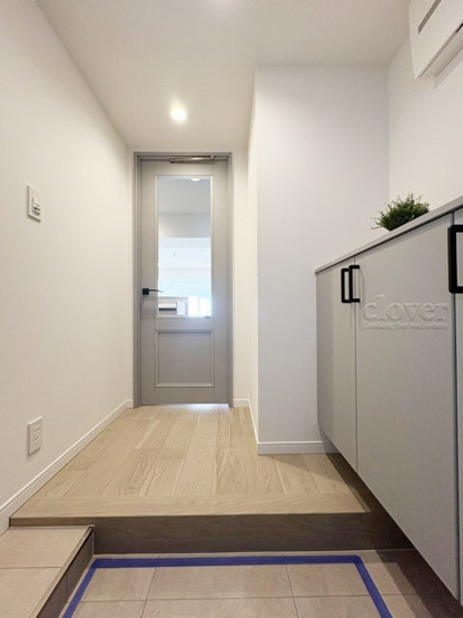 【玄関】 | 調布ヶ丘ハイツ | 玄関ドアを背に、廊下と室内を望みます。ナチュラル系の色合いを重視した内装のイメージをご確認ください。お部屋の第一印象やイメージを決定づける空間です。～即日のご見学可能～　お問合せはお気軽にどうぞ。
