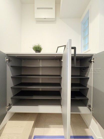 【収納】 | 調布ヶ丘ハイツ | 玄関に設置されたシューズボックス。ご家庭にある靴の収納が可能かどうか、ぜひチェックしてみてください。～即日のご見学可能～　お問合せはお気軽にどうぞ。
