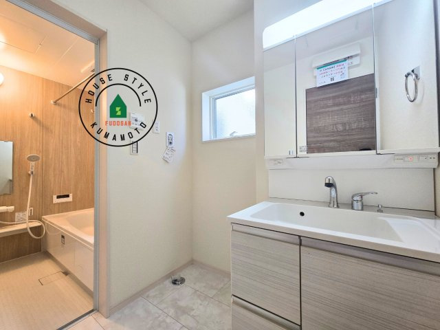 熊本市東区榎町第6-3棟（1号棟）の内観：施工例|ゆとりの洗面スペースで朝の身支度もスムーズに。暮らしを快適に変えるシャワー付洗面台です！