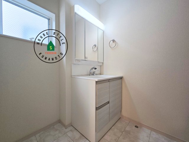 熊本市東区榎町第6-3棟（1号棟）の内観：施工例|毎日使うものだから清潔な空間を保ちたい水回り。洗面にはそんな願いを解消させてくれる収納アイデアが満載です。三面鏡の裏側にはキャビネットが現れ小物から背の高い物まで収納できます。