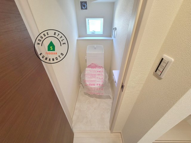 熊本市東区榎町第6-3棟（1号棟）の内観：施工例|温水洗浄便座を完備しております。2ヶ所にトイレがあるのは朝の慌ただしい時間も安心です。