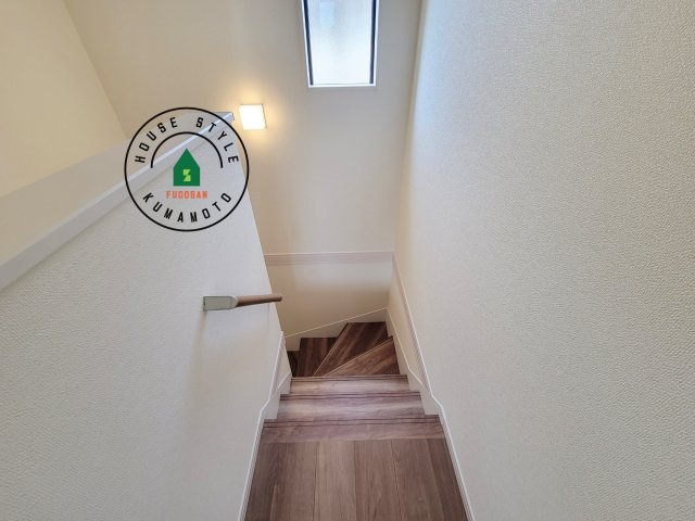 熊本市東区榎町第6-3棟（1号棟）の内観：施工例|＜手すり付階段＞手すりがないと階段の昇り降りで危険なことはもちろん、壁に手をつきながら歩くことで壁紙が汚れやすくなります。すべての方に快適に昇り降りしていただくため、手すりを設置しました。