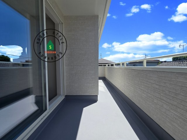 熊本市東区榎町第6-3棟（1号棟）の外観：施工例|風をしっかりと感じられるバルコニーでは、毎日が洗濯日和です。広々としているので洗濯も楽しくなるでしょうし、気分転換にバルコニーからの眺めを楽しむのもいいでしょう。