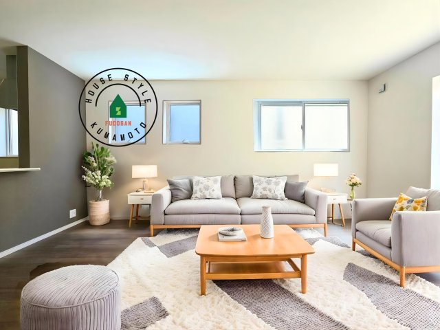 熊本市東区榎町第6-3棟（1号棟）の内観：施工例|明るく開放的なリビングダイニングは豊かな陽光が注ぎ込み、やすらぎの空間を演出してくれます。ご家族で楽しいひとときをお過ごし下さい。※家具はCGを合成したものです。