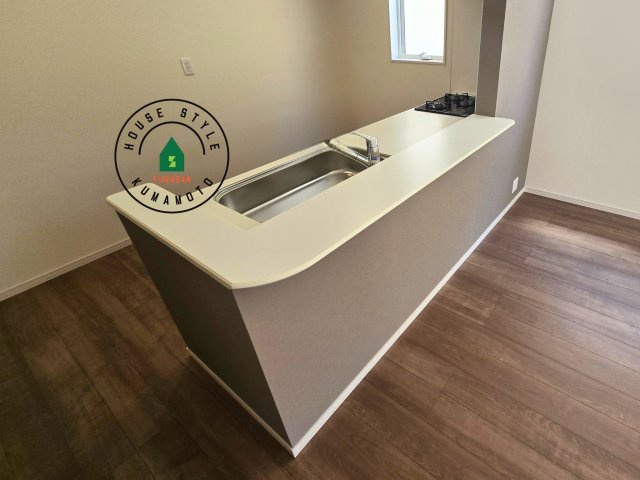 熊本市東区榎町第6-3棟（1号棟）の内観：施工例|キッチンから立ち込める香りが今日の料理を期待させます。