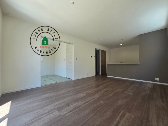 熊本市東区榎町第6-3棟（1号棟）の内観：施工例|キッチンからリビングをしっかり確認できます。家族の笑顔があふれる空間になりそうですね。