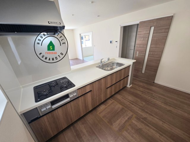 熊本市東区榎町第6-3棟（1号棟）の内観：施工例|ご家族を近くに感じられる対面キッチンのLDK。会話もはずみそうですね。
