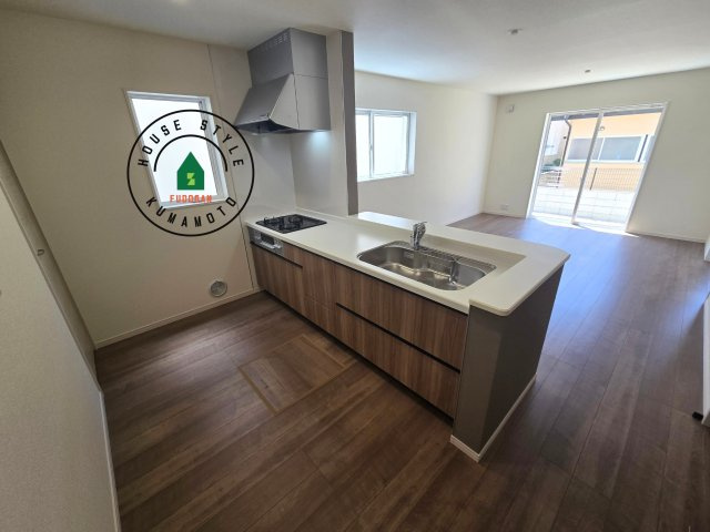 熊本市東区榎町第6-3棟（1号棟）の内観：施工例|ダイニングテーブルへの配膳がラクラク、お料理はかどるカウンター付きシステムキッチン！