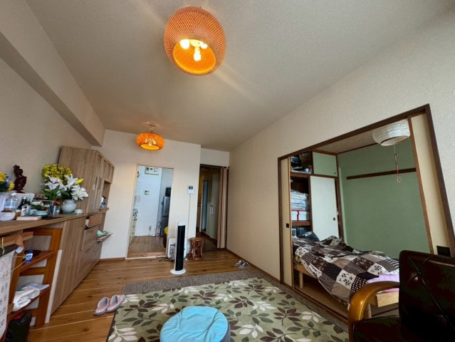 -三丁目不動産-　ダイアパレスビッグウィング深谷の居間・リビング