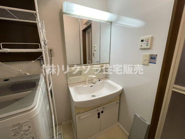 国松町　中古一戸建ての独立洗面台|三面鏡付き独立洗面台
■物件内覧・資金計画相談・住宅ローン相談、リフォーム相談、お問合せ受付中■
※当日・翌日のご内覧、ご相談はお電話でのお問合せがスムーズです！