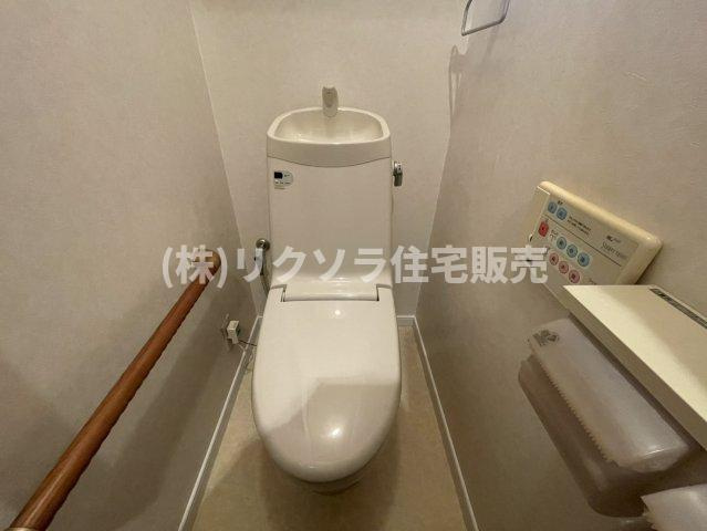 国松町　中古一戸建てのトイレ|温水洗浄便座付き　2階にもトイレ有
■物件内覧・資金計画相談・住宅ローン相談、リフォーム相談、お問合せ受付中■
※当日・翌日のご内覧、ご相談はお電話でのお問合せがスムーズです！