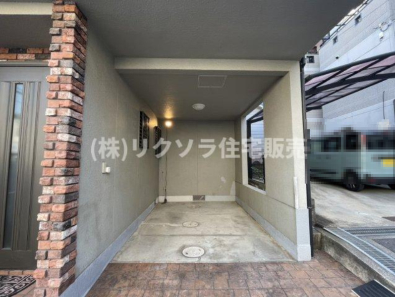 国松町　中古一戸建ての駐車場|ハイルーフ駐車可能
■物件内覧・資金計画相談・住宅ローン相談、リフォーム相談、お問合せ受付中■
※当日・翌日のご内覧、ご相談はお電話でのお問合せがスムーズです！