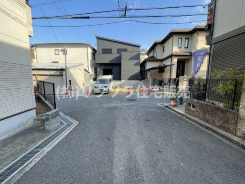 国松町　中古一戸建ての前面道路含む現地写真|■物件内覧・資金計画相談・住宅ローン相談、リフォーム相談、お問合せ受付中■
※当日・翌日のご内覧、ご相談はお電話でのお問合せがスムーズです！