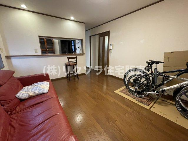 国松町　中古一戸建ての居間・リビング|LDK13.75帖
■物件内覧・資金計画相談・住宅ローン相談、リフォーム相談、お問合せ受付中■
※当日・翌日のご内覧、ご相談はお電話でのお問合せがスムーズです！